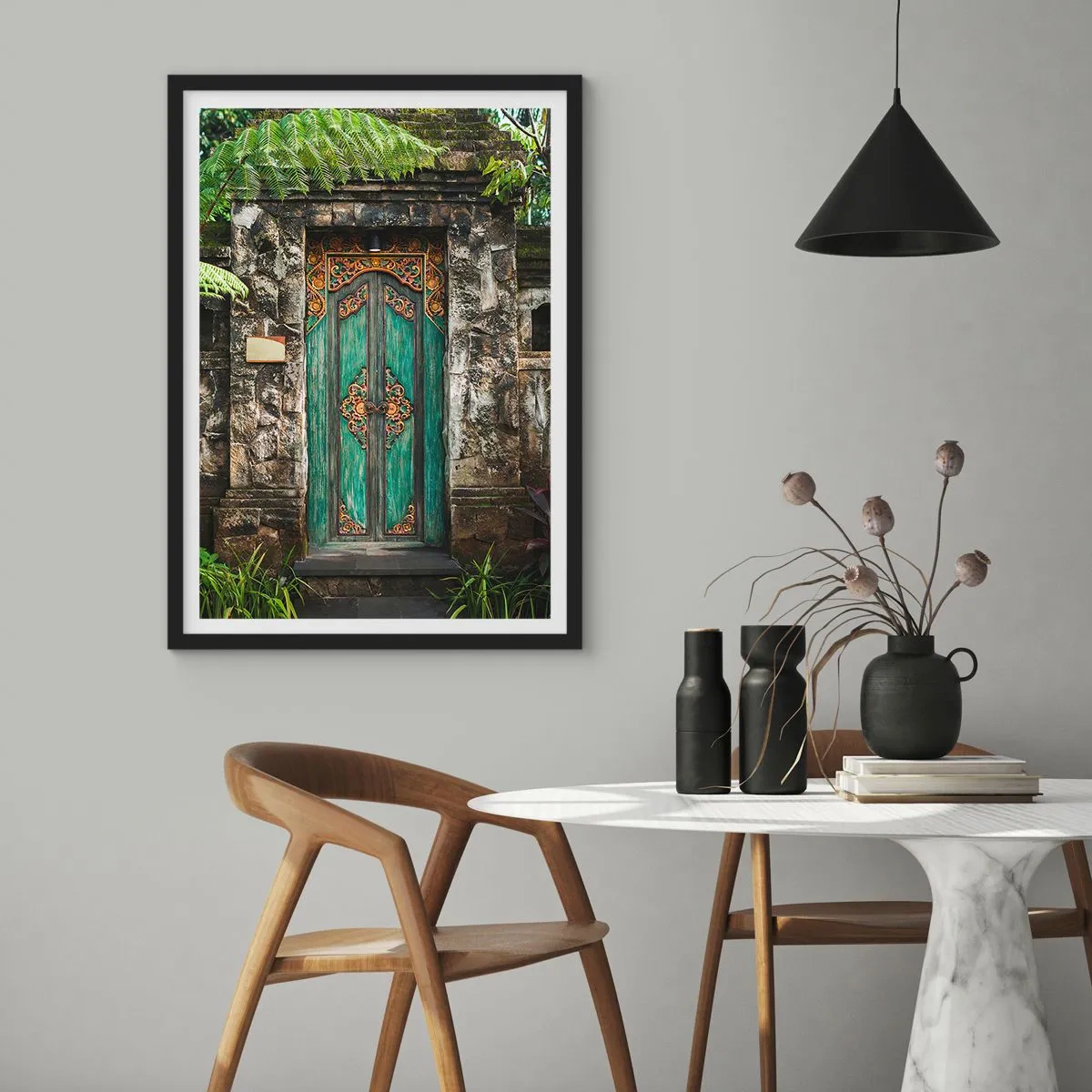 Affiche dans un cadre noir - Poster - Porte rustique avec ornements orientaux en vert - 50x70cm - Porte vers un monde exotique - Décoration murale moderne pour le salon et la chambre ARTTOR