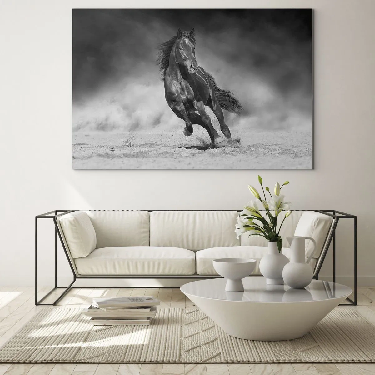 Impression sur verre - Image sur verre - Un cheval noir galopant sur le sable en noir et blanc. - 120x80cm - Digne de l'émir lui-même - Décoration murale moderne pour le salon et la chambre ARTTOR