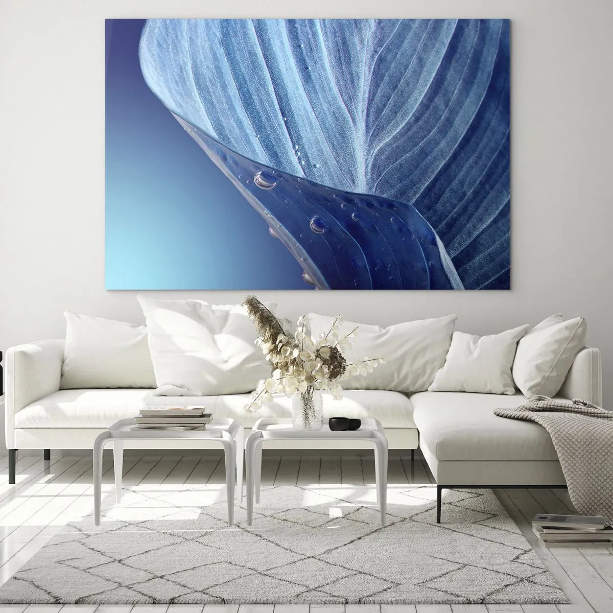 Impression sur verre - Image sur verre - Une feuille dans des tons bleus avec des gouttes d'eau sur un fond dégradé. - 70x50cm - Gouttes cachées du bleu - Décoration murale moderne pour le salon et la chambre ARTTOR