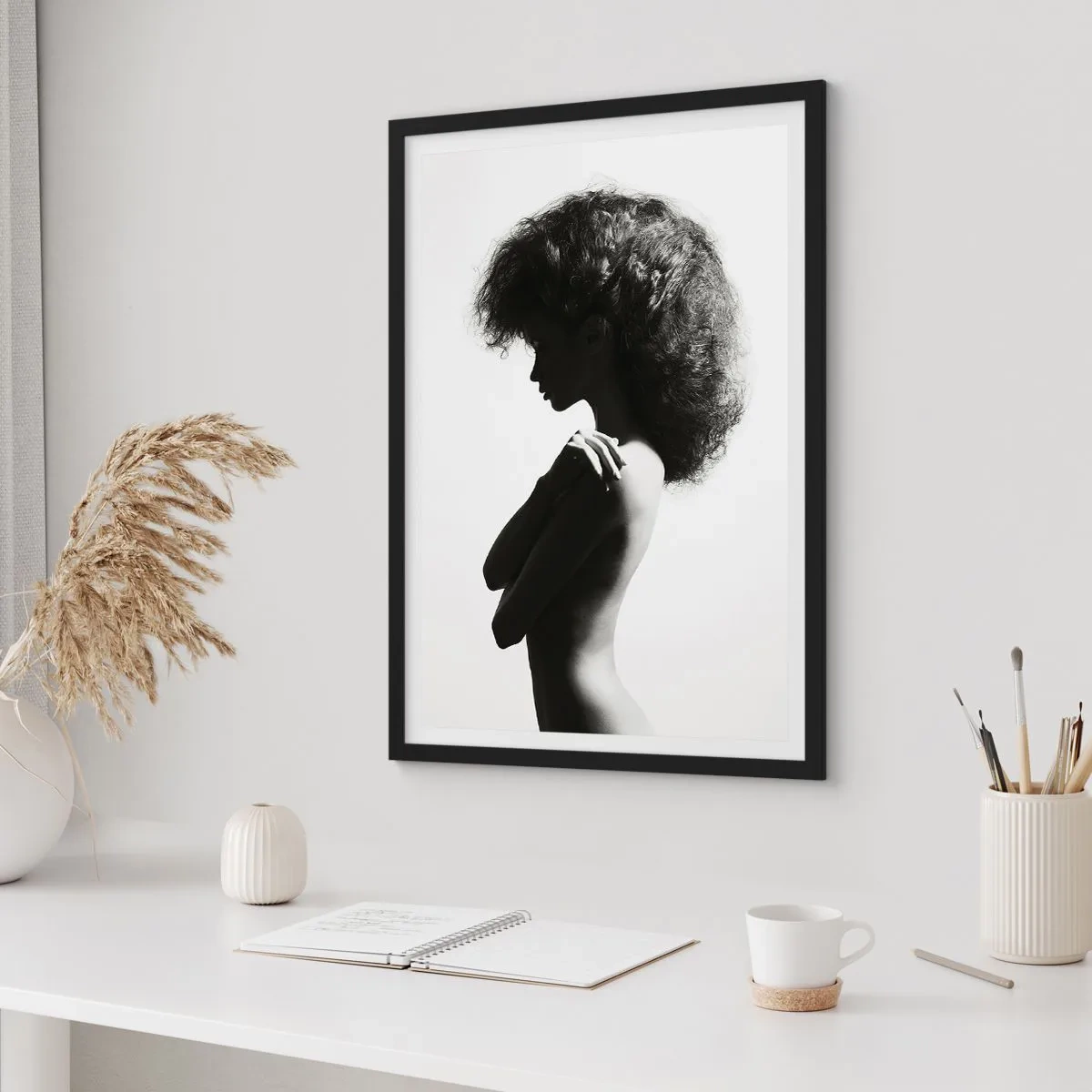 Affiche dans un cadre noir - Poster - Comme une fleur au bout d'une fine tige - 70x100 cm