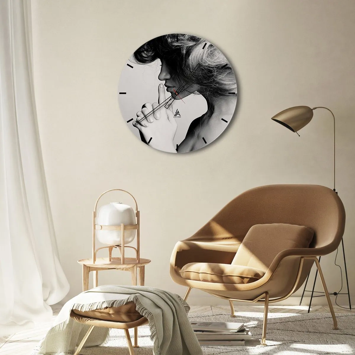 Horloge murale - Pendule murale - Photo en noir et blanc d'une femme avec son doigt sur ses lèvres - 30x30cm - A l'écoute d'elle-même - Décoration murale moderne pour le salon, la cuisine et la chambre ARTTOR