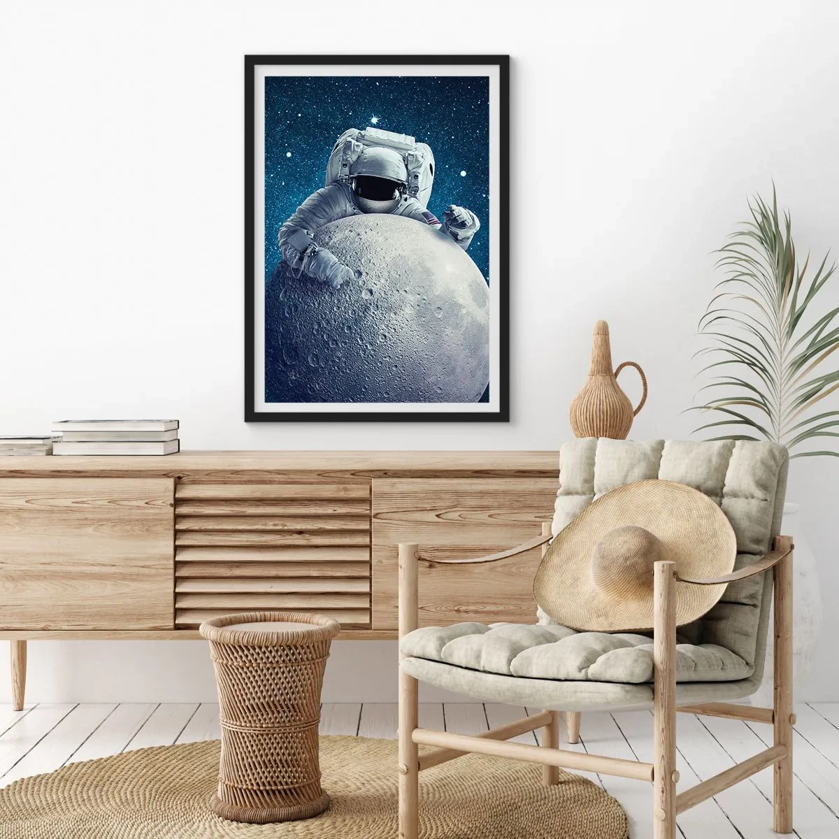 Affiche dans un cadre noir - Poster - Un astronaute tenant un morceau de lune contre un ciel étoilé. - 50x70cm - Comique de l'espace - Décoration murale moderne pour le salon et la chambre ARTTOR