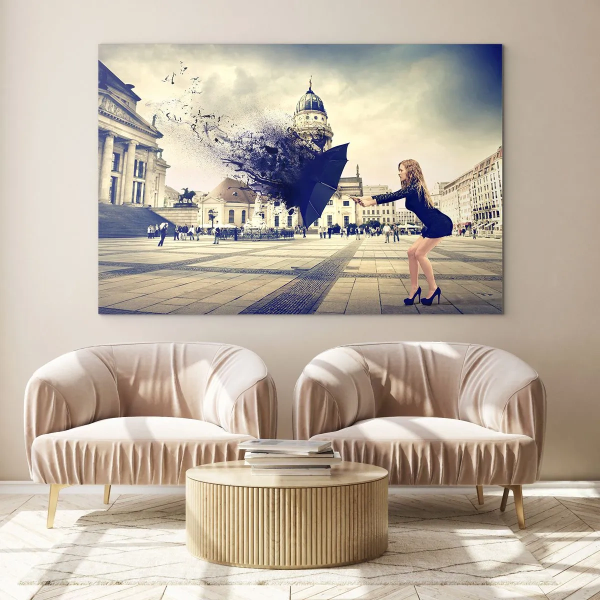 Impression sur verre - Image sur verre - Une femme avec un parapluie sur fond de place de la ville dans une composition artistique - 120x80cm - Il y a un tel vent… - Décoration murale moderne pour le salon et la chambre ARTTOR