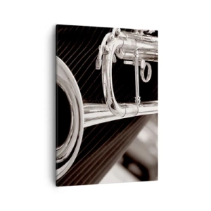 Impression sur toile - Image sur toile - Gros plan d'une trompette argentée sur un fond de tissu élégant. - 50x70cm - Voyage musical vers les années 30 - Décoration murale moderne pour le salon et la chambre ARTTOR