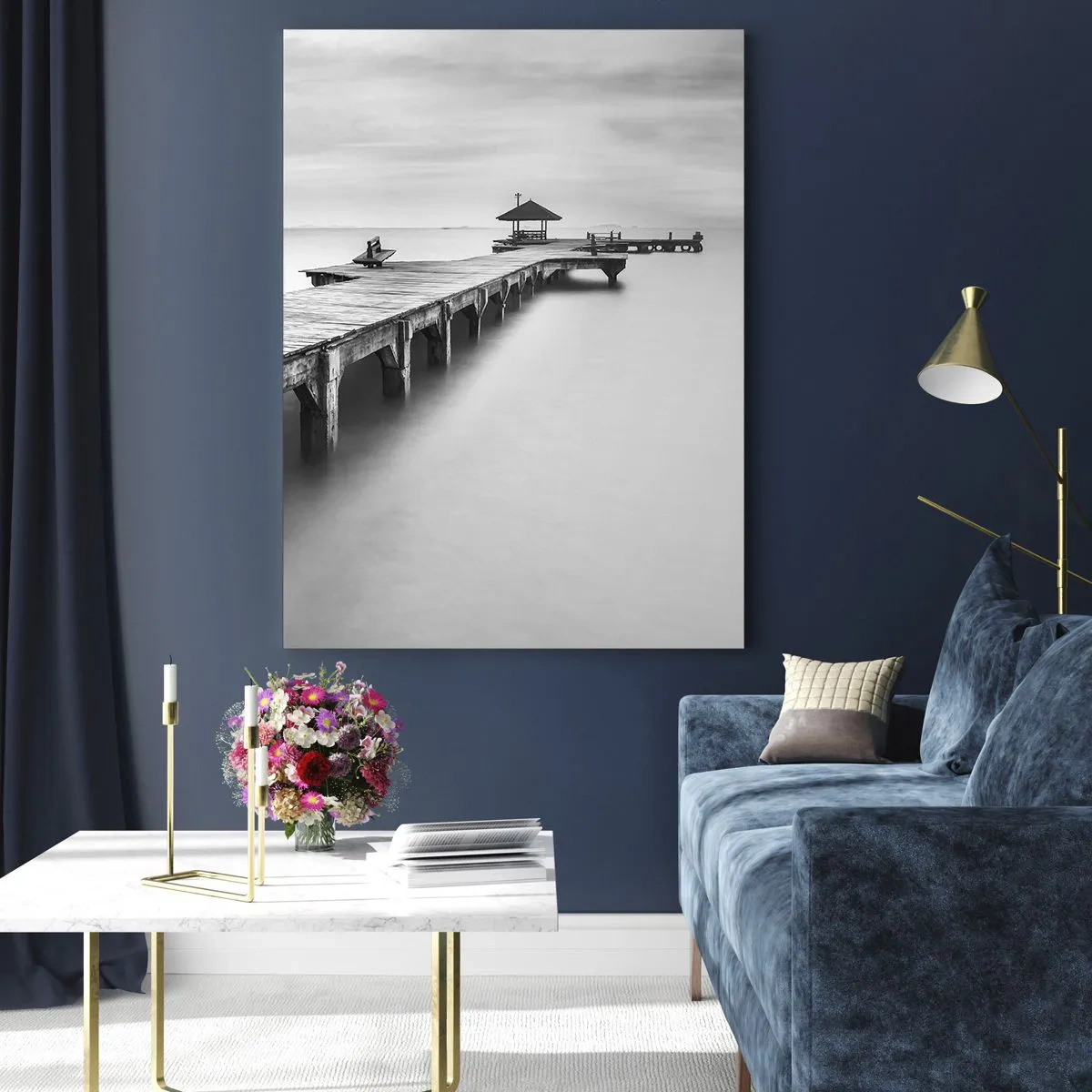 Impression sur verre - Image sur verre - Une vue en noir et blanc d'une jetée en bois sur une eau calme. - 80x120cm - À l'horizon - Décoration murale moderne pour le salon et la chambre ARTTOR
