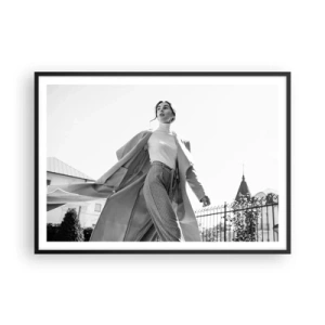 Affiche dans un cadre noir - Poster - Femme élégante en manteau sur fond architectural noir et blanc - 100x70cm - Tu viens avec moi? - Décoration murale moderne pour le salon et la chambre ARTTOR