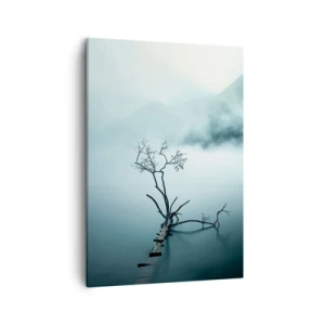 Impression sur toile - Image sur toile - Un arbre solitaire dans l'eau entouré de brouillard et de montagnes - 50x70cm - D'eau et de brouillard - Décoration murale moderne pour le salon et la chambre ARTTOR