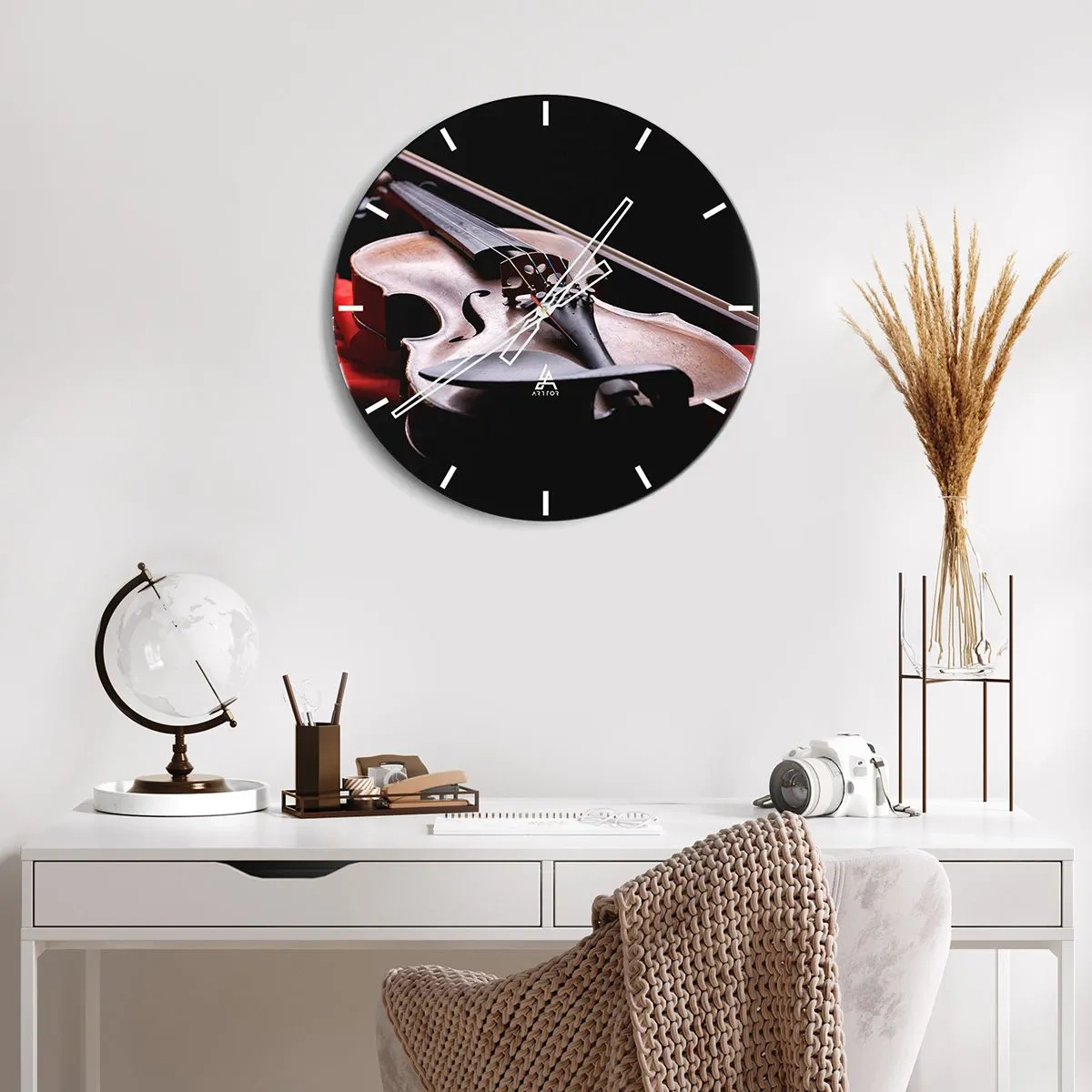 Horloge murale - Pendule murale - Violon sur fond noir avec un accent rouge - 30x30cm - Musique des sentiments - Décoration murale moderne pour le salon, la cuisine et la chambre ARTTOR