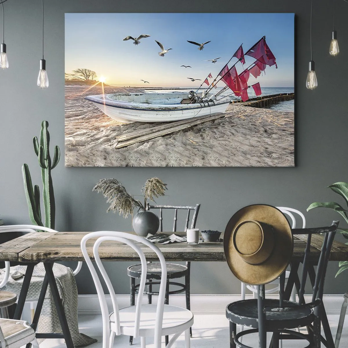 Impression sur toile - Image sur toile - Un bateau sur la plage à l'aube avec des mouettes et des drapeaux rouges - 70x50cm - Repos mérité - Décoration murale moderne pour le salon et la chambre ARTTOR