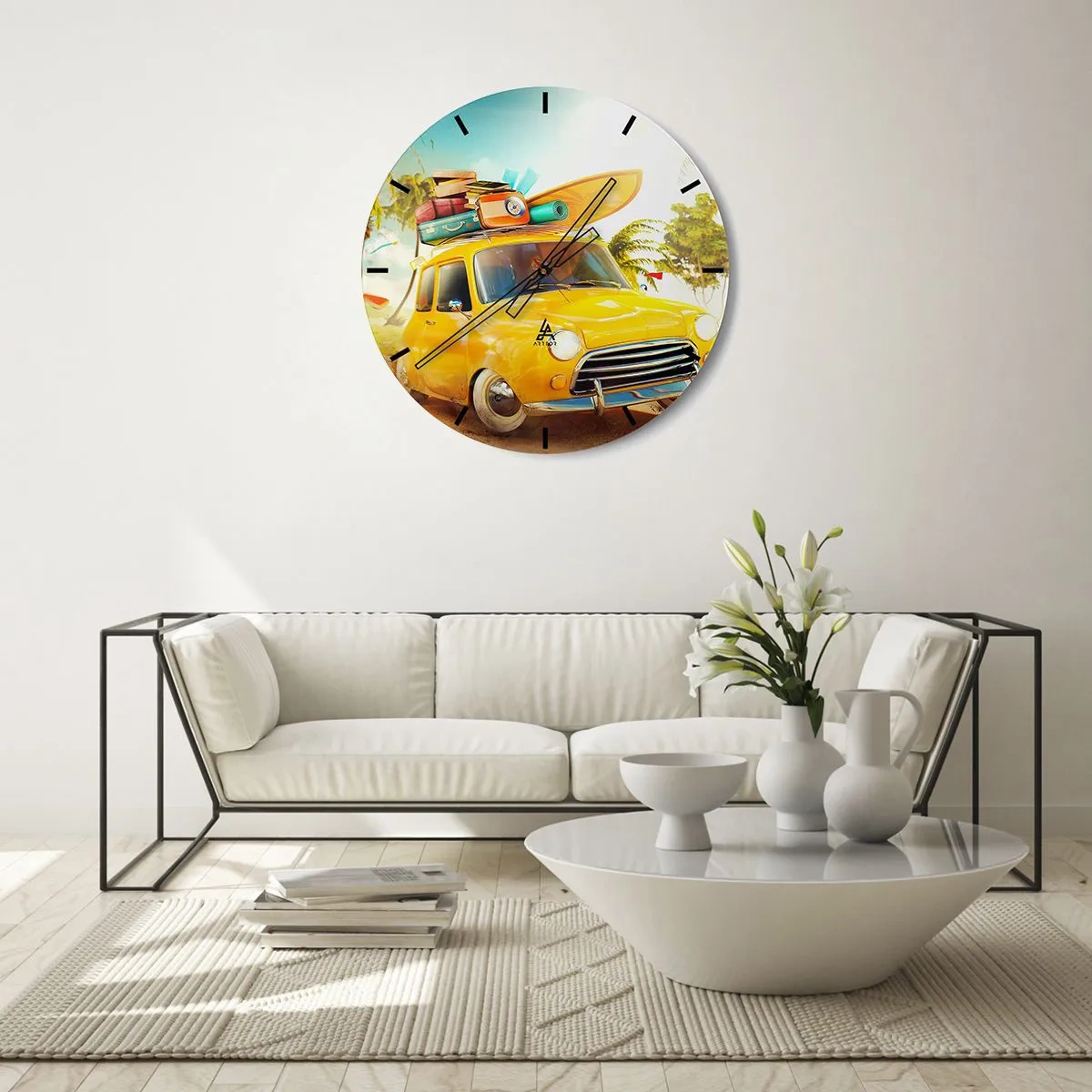 Horloge murale - Pendule murale - Une voiture jaune avec des bagages et une planche de surf - 30x30cm - Un voyage pour plus d'un sourire - Décoration murale moderne pour le salon, la cuisine et la chambre ARTTOR