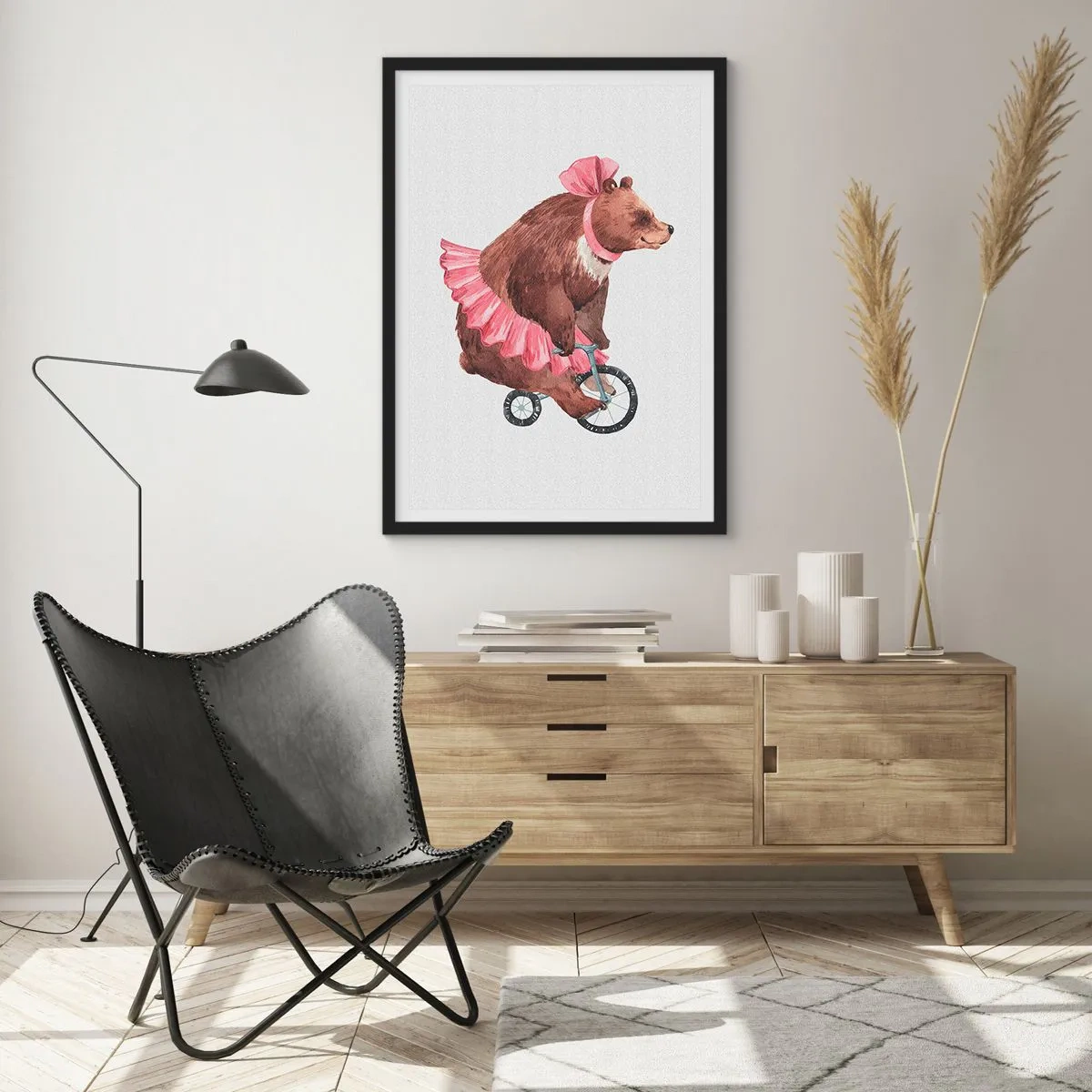 Affiche dans un cadre noir - Poster - Illustration à l'aquarelle d'un ours en jupe rose faisant du vélo. - 50x70cm - Quel cirque ! - Décoration murale moderne pour le salon et la chambre ARTTOR
