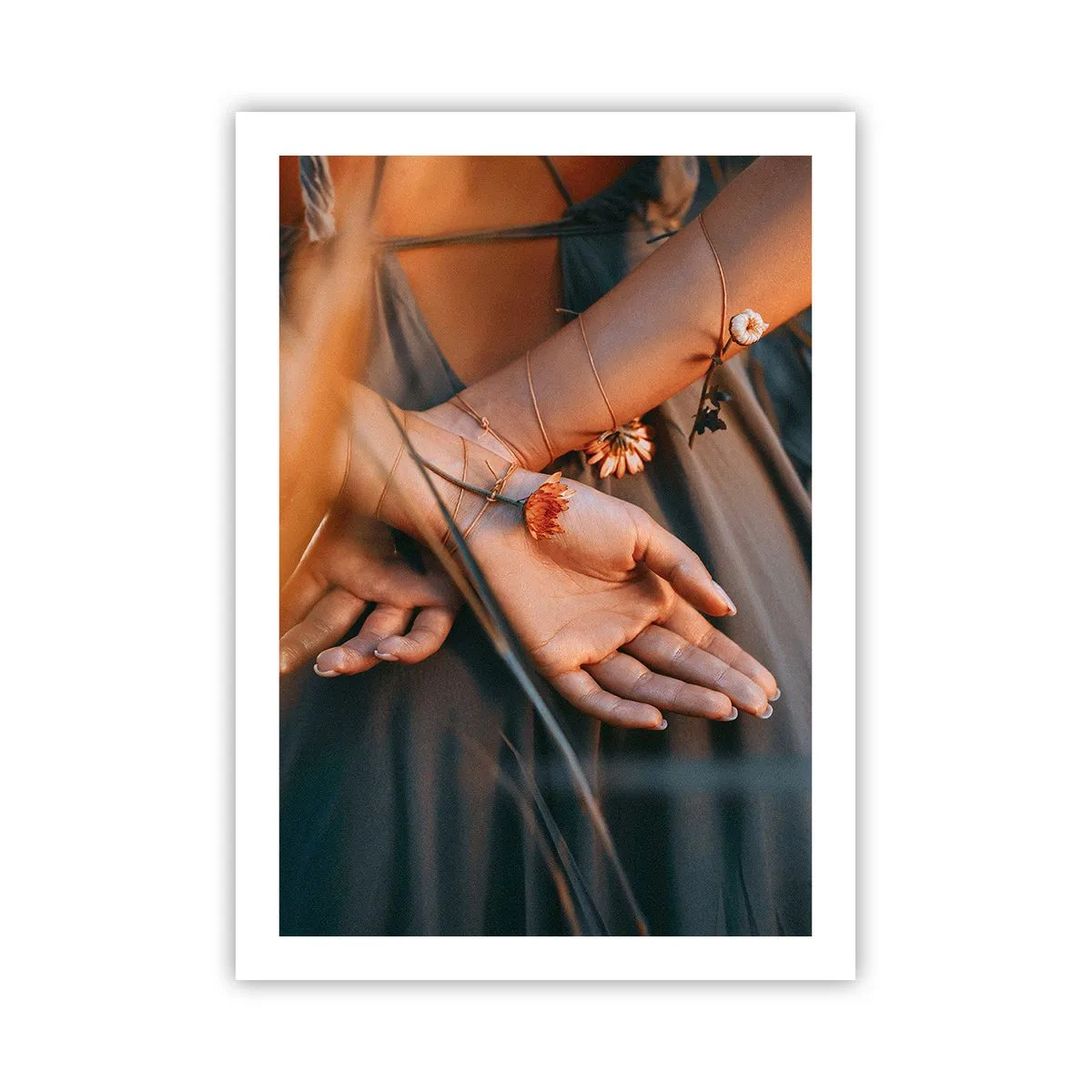 Affiche - Poster - Mains entrelacées de fleurs délicates dans une lumière dorée - 50x70cm - Liée à la nature - Décoration murale moderne pour le salon et la chambre ARTTOR