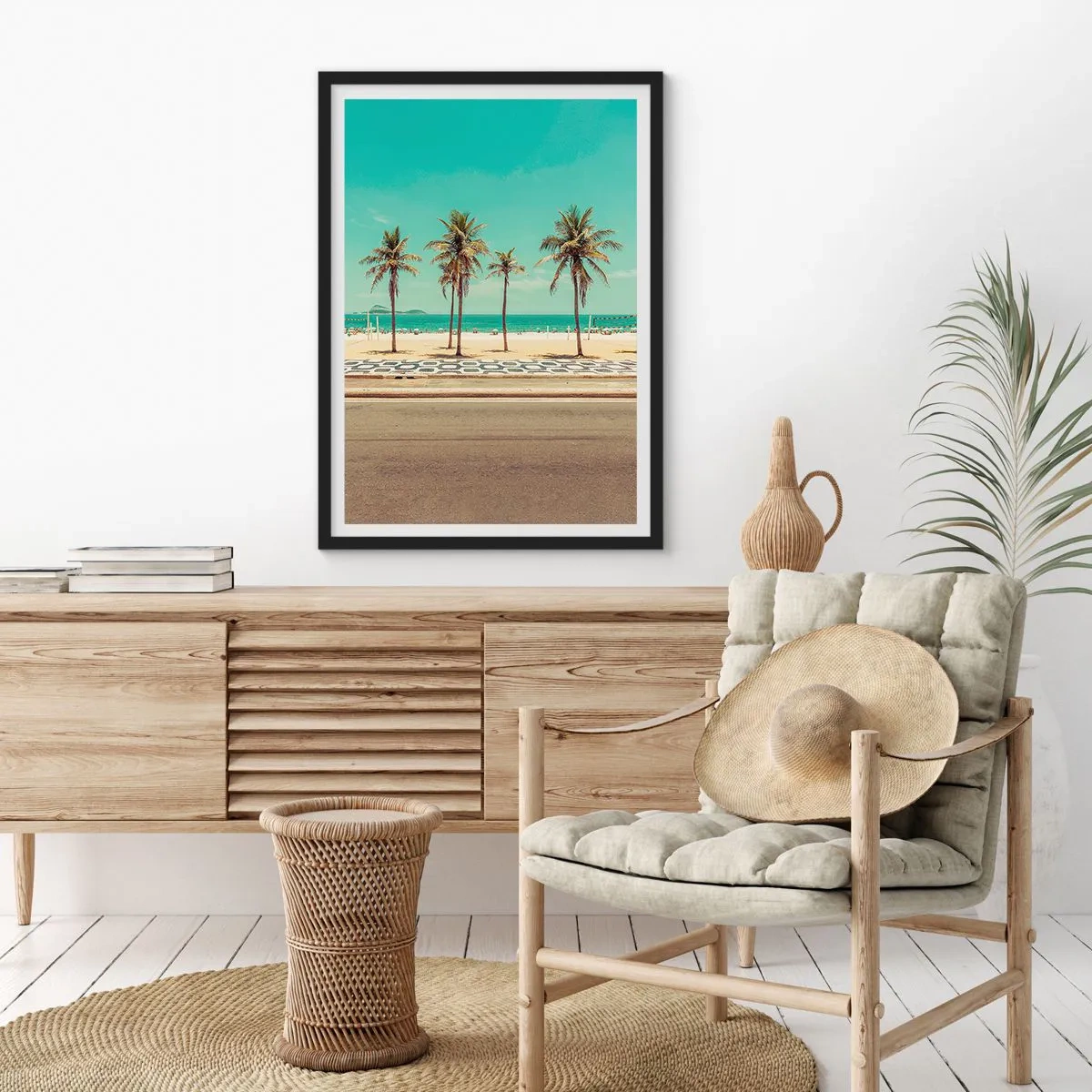 Affiche dans un cadre noir - Poster - Une plage avec des palmiers et un ciel bleu - 50x70cm - Gardien de plage - Décoration murale moderne pour le salon et la chambre ARTTOR