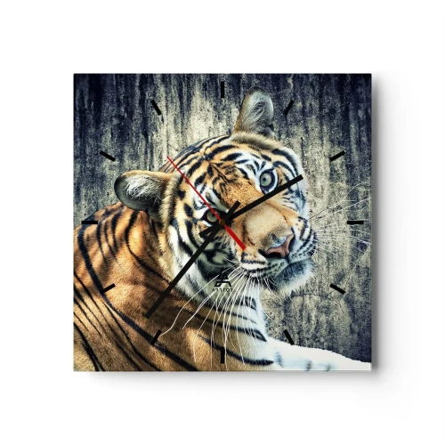 Horloge murale - Pendule murale - Un tigre couché contre un mur à la texture rugueuse - 30x30cm - Portrait dans les flots de lumière - Décoration murale moderne pour le salon et la chambre ARTTOR