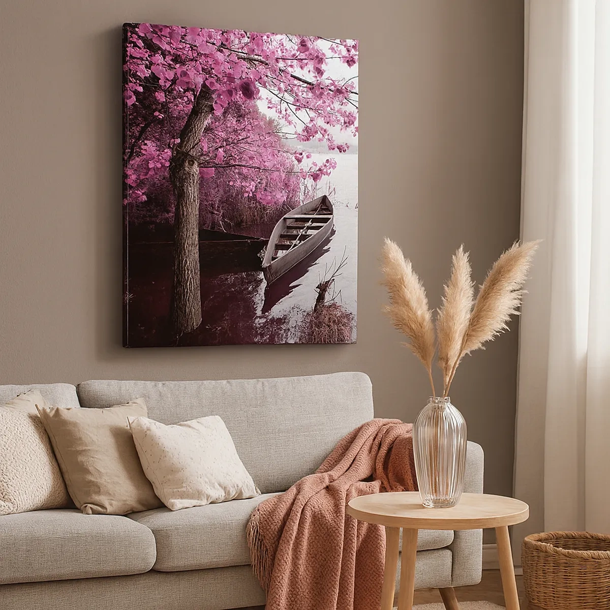 Impression sur toile - Image sur toile - Un bateau au bord d'un lac parmi des arbres roses - 50x70cm - Dans un silence rose - Décoration murale moderne pour le salon et la chambre ARTTOR