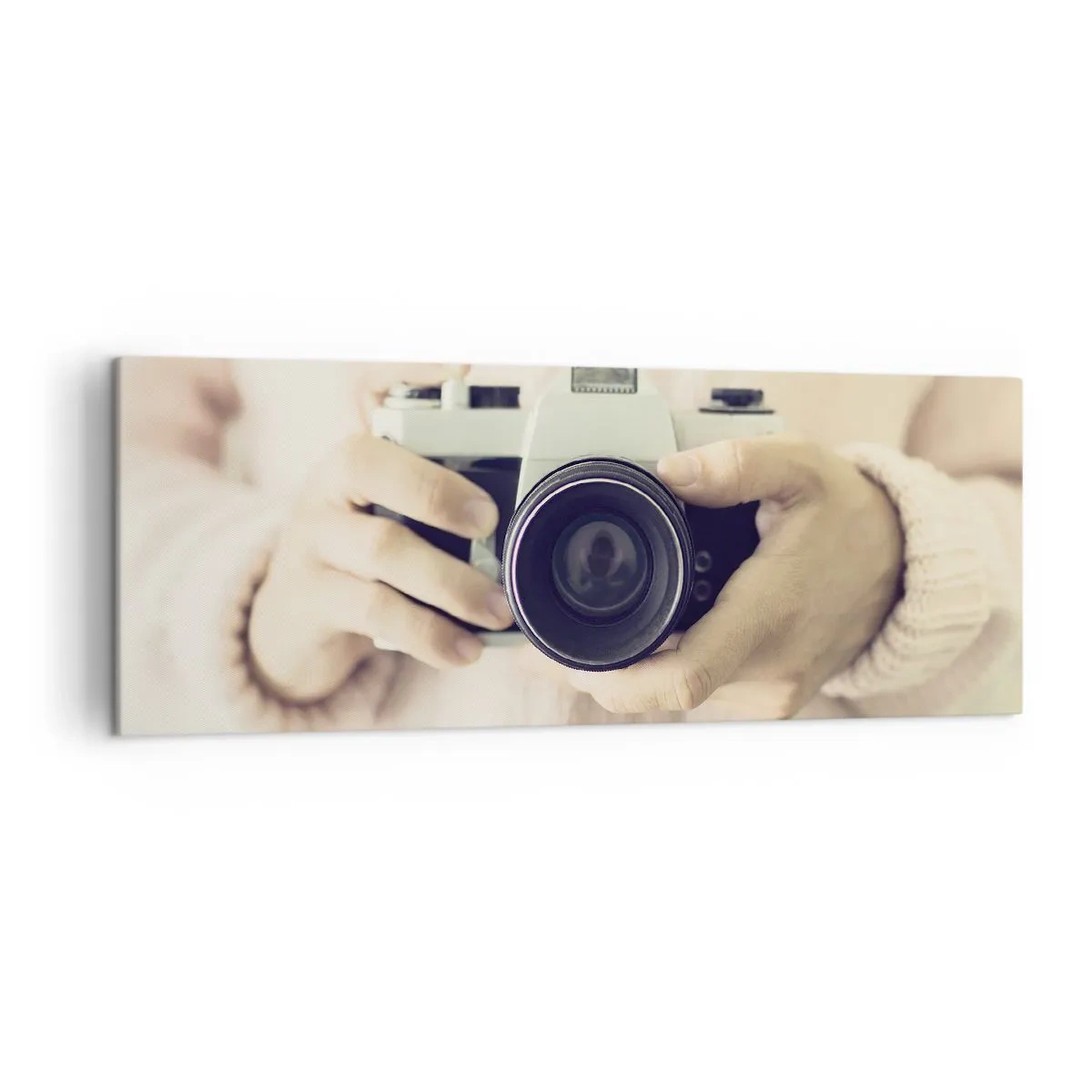 Impression sur toile - Image sur toile - Appareil photo rétro tenu en main sur un fond clair - 140x50cm - Pour voir plus ... - Décoration murale moderne pour le salon et la chambre ARTTOR