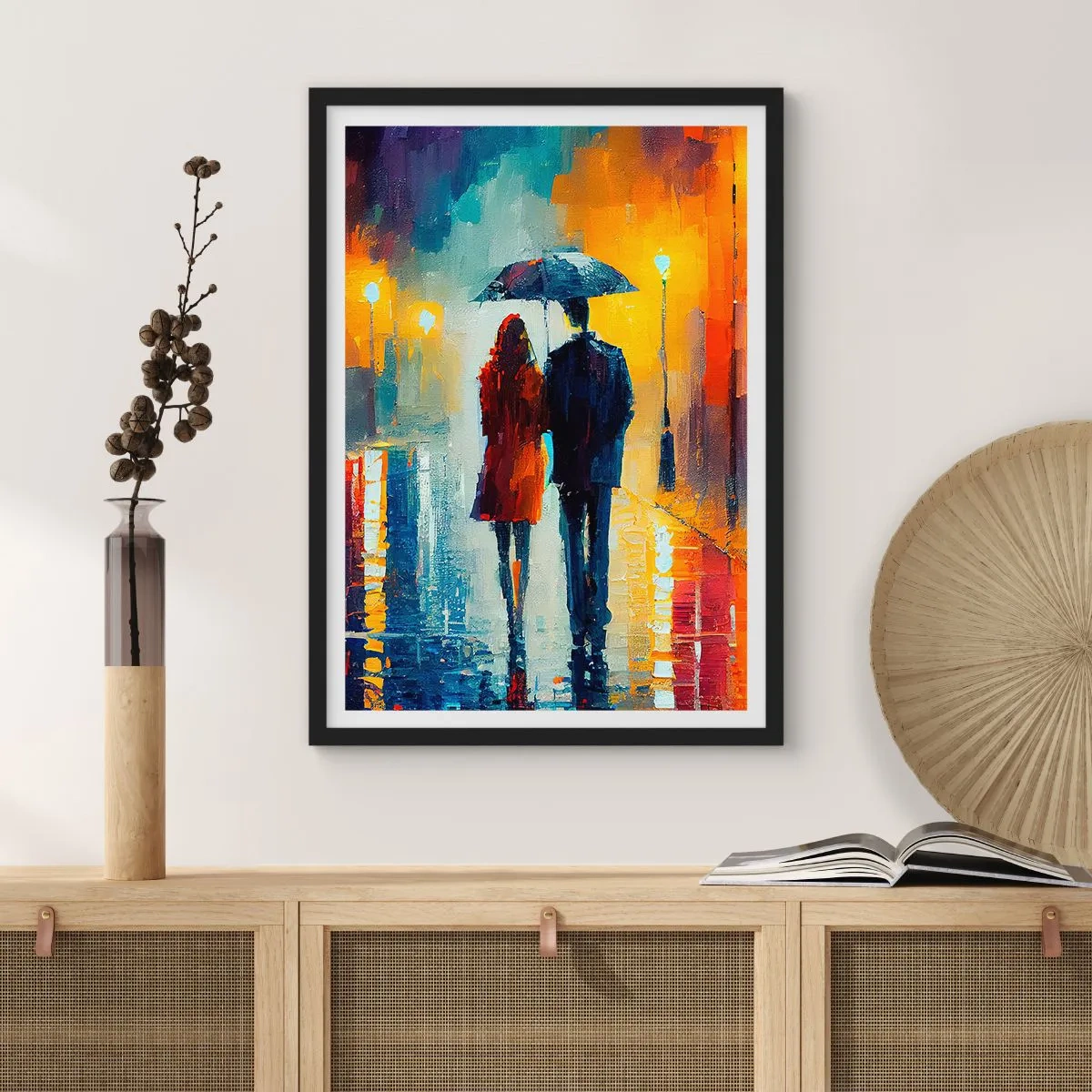 Affiche dans un cadre noir - Poster - Un couple avec un parapluie sous la pluie, marchant dans une rue de la ville. - 50x70cm - Ensemble – une nuit colorée - Décoration murale moderne pour le salon et la chambre ARTTOR