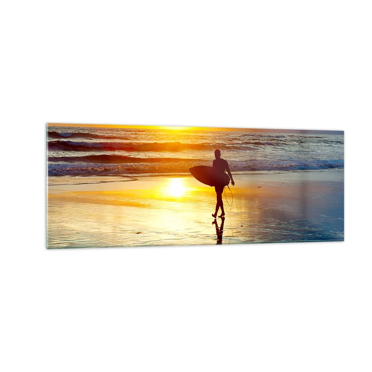 Impression sur verre - Image sur verre - Un surfeur marchant sur la plage au coucher du soleil avec une planche à la main. - 140x50cm - Le retour du guerrier - Décoration murale moderne pour le salon et la chambre ARTTOR