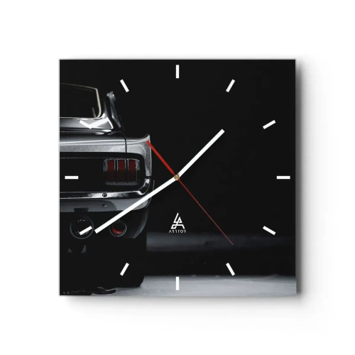 Horloge murale - Pendule murale - Une image en noir et blanc de l'arrière d'une voiture classique sur un fond sombre. - 30x30cm - Le charme du classique - Décoration murale moderne pour le salon et la chambre ARTTOR