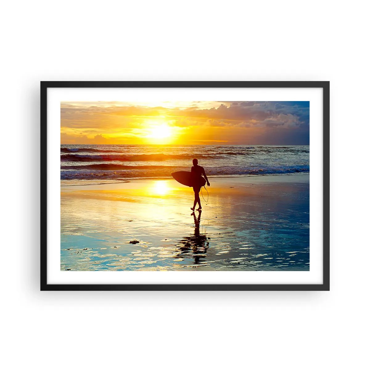 Affiche dans un cadre noir - Poster - Un surfeur marchant sur la plage au coucher du soleil avec une planche à la main. - 70x50cm - Le retour du guerrier - Décoration murale moderne pour le salon et la chambre ARTTOR