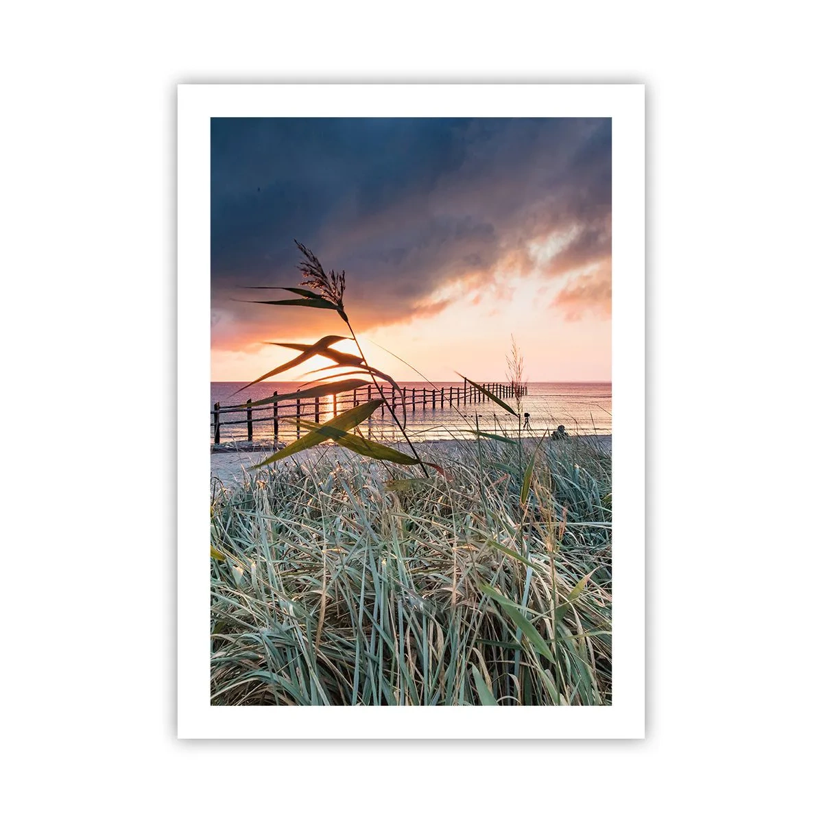 Affiche - Poster - Une jetée au bord de la mer entourée d'herbe au coucher du soleil - 50x70cm - Ça ne passe pas avec le vent - Décoration murale moderne pour le salon et la chambre ARTTOR