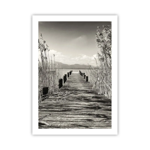 Affiche - Poster - Un pont en bois parmi les roseaux au-dessus d'un lac aux tons sépia - 50x70cm - Dans le calme de l'herbe - Décoration murale moderne pour le salon et la chambre ARTTOR