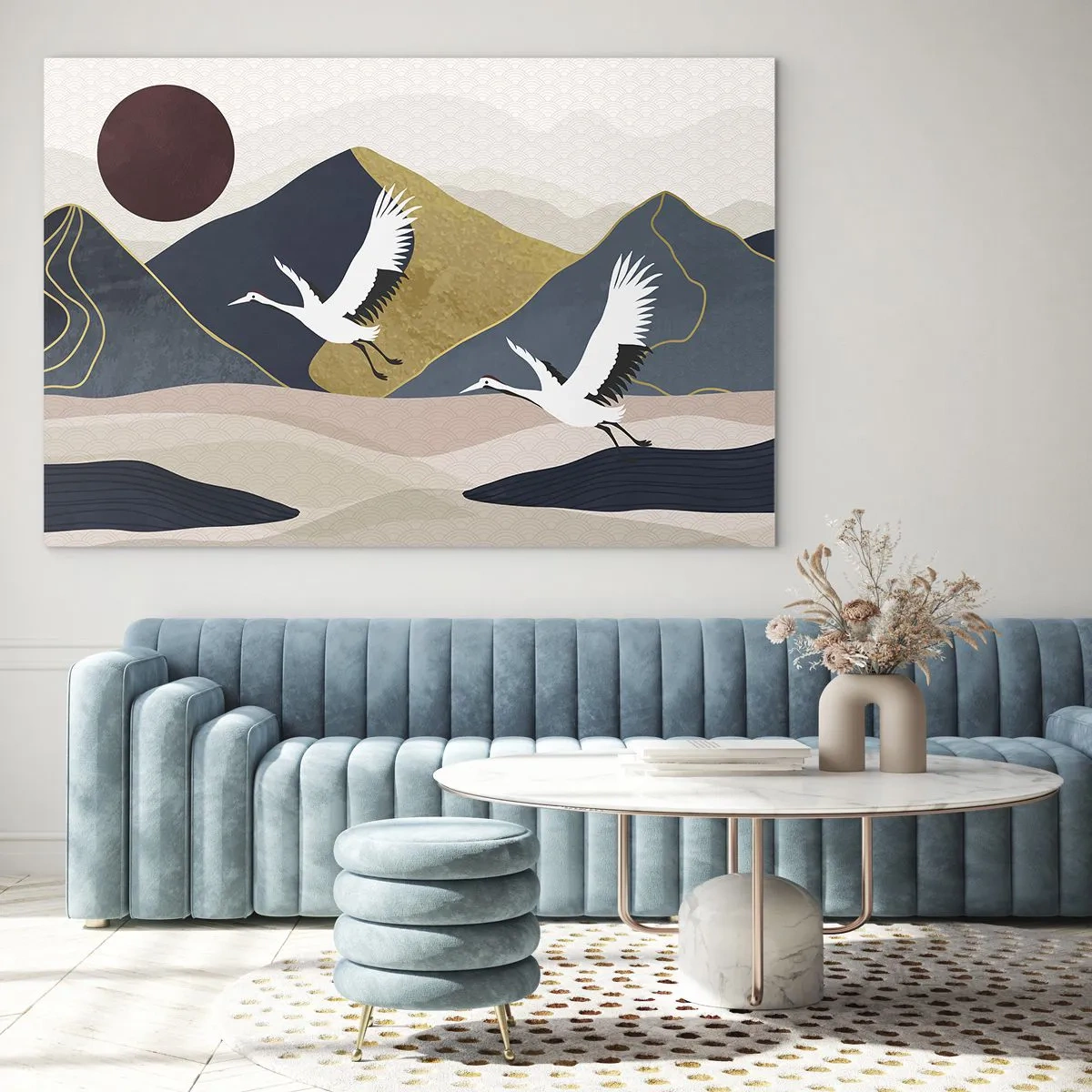 Impression sur verre - Image sur verre - Deux grues survolant un paysage vallonné avec un soleil rouge. - 70x50cm - Encore une fois, la journée s'est ÉCOULÉE - Décoration murale moderne pour le salon et la chambre ARTTOR