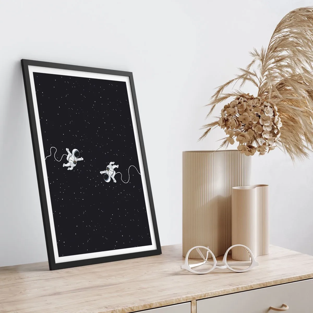 Affiche dans un cadre noir - Poster - Deux astronautes flottant dans l'espace - 50x70cm - Sortie cosmique - Décoration murale moderne pour le salon et la chambre ARTTOR