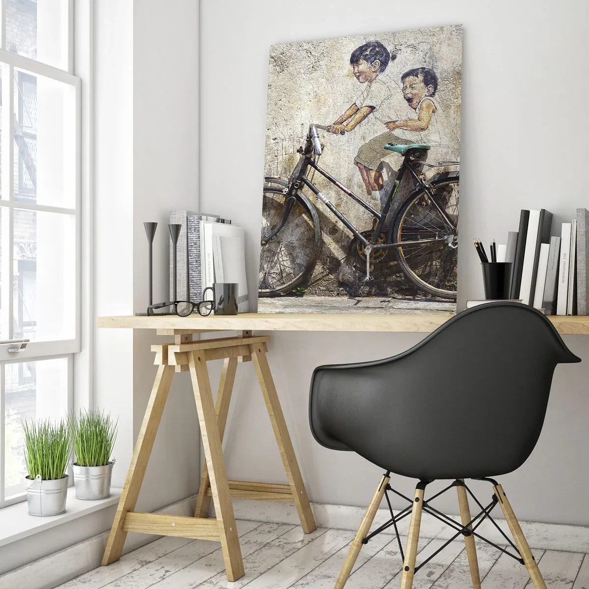 Impression sur verre - Image sur verre - Une peinture murale avec un vélo et des figures d'enfants sur un fond mural. - 50x70cm - Vrai ou faux? - Décoration murale moderne pour le salon et la chambre ARTTOR