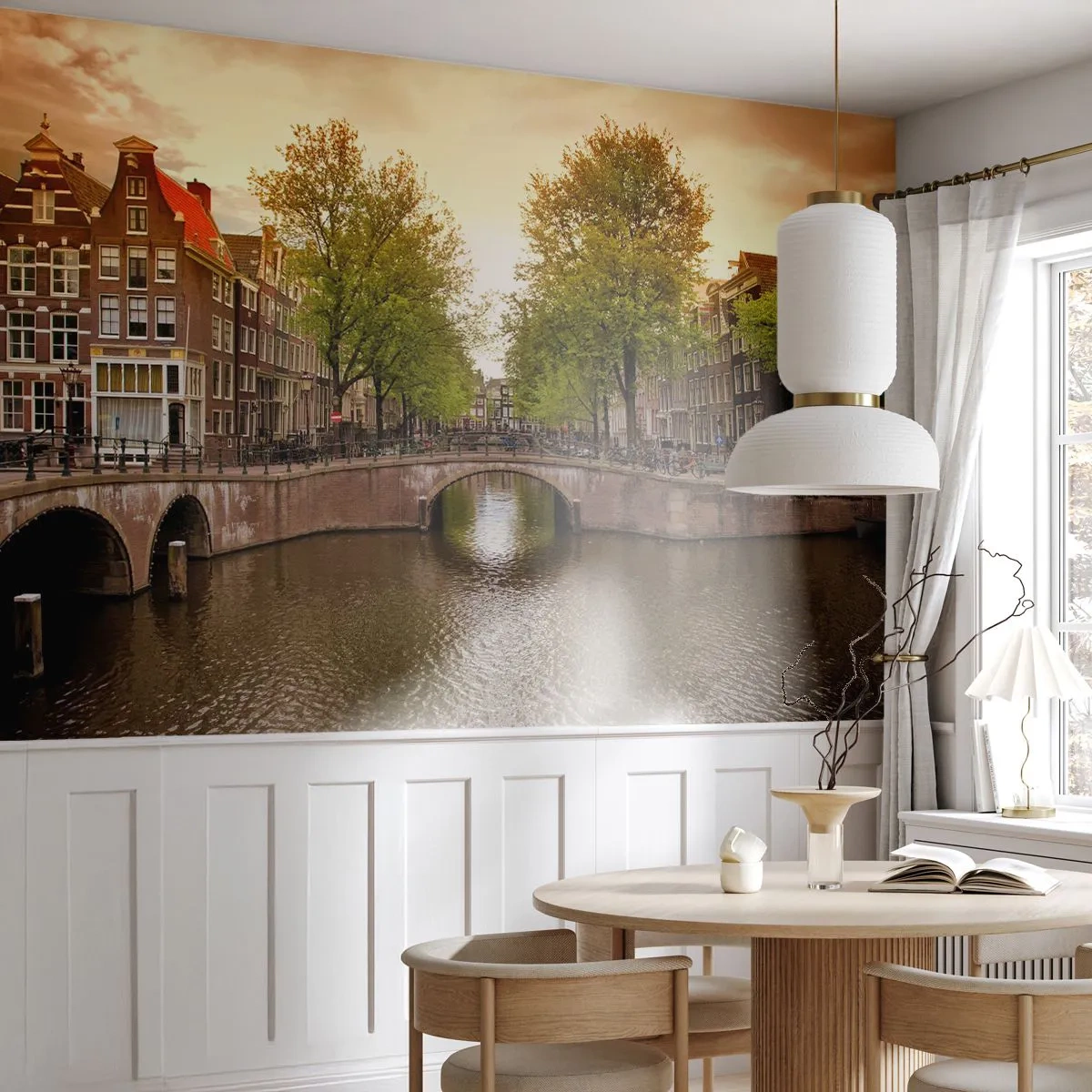 Papier Peint Photo Premium Sand - Un pont et un canal à Amsterdam entourés de maisons et d'arbres - 100x70cm - En bateau ou à vélo ? - Décoration murale moderne pour le salon et la chambre ARTTOR