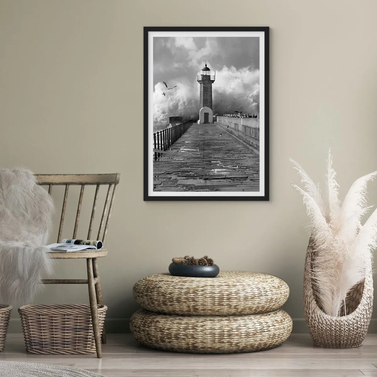 Affiche dans un cadre noir - Poster - Un phare noir et blanc entouré de vagues - 50x70cm - Sans peur - Décoration murale moderne pour le salon et la chambre ARTTOR