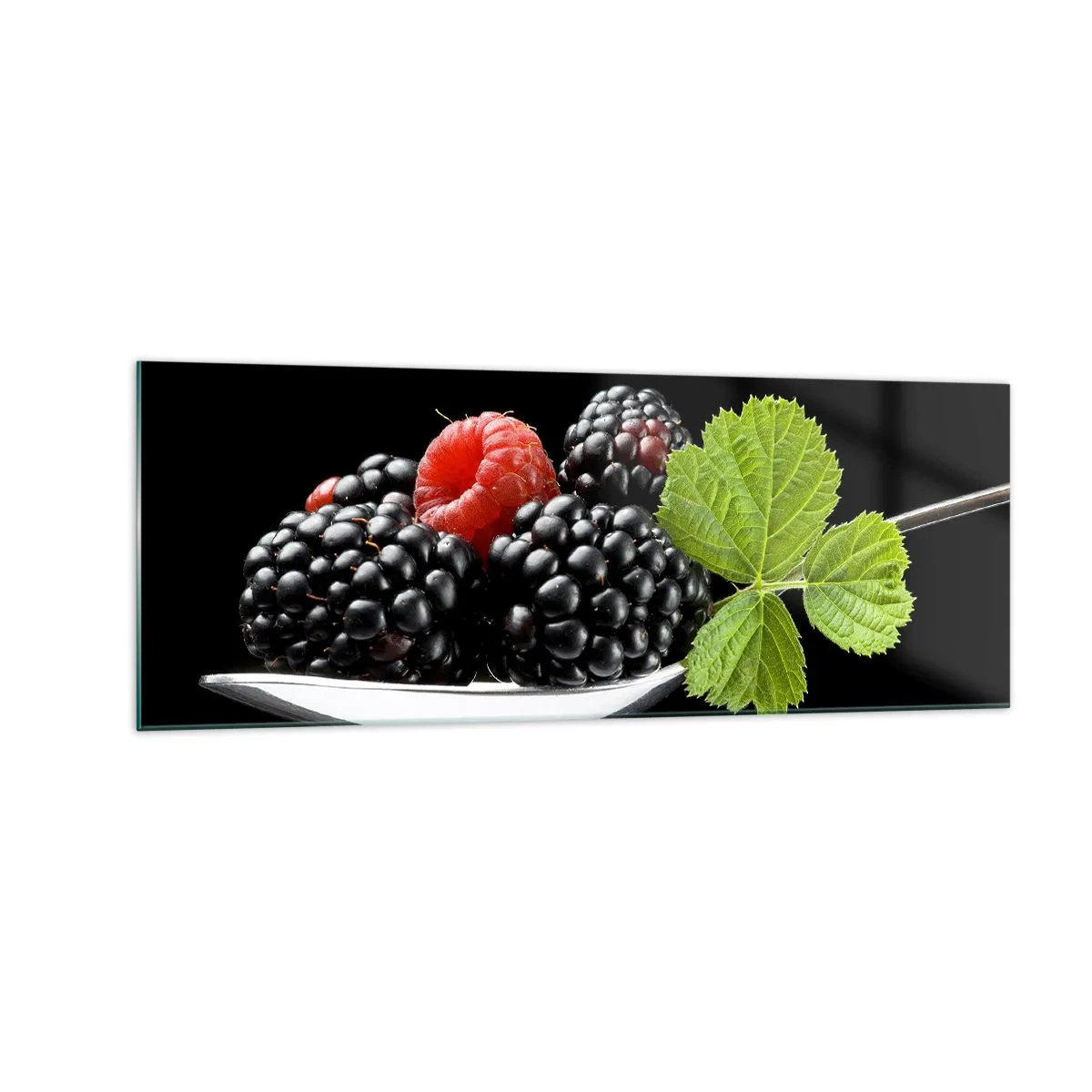 Impression sur verre - Image sur verre - Mûres et framboises sur une cuillère avec une feuille sur fond noir - 140x50cm - Le goût de la fraîcheur - Décoration murale moderne pour le salon et la chambre ARTTOR