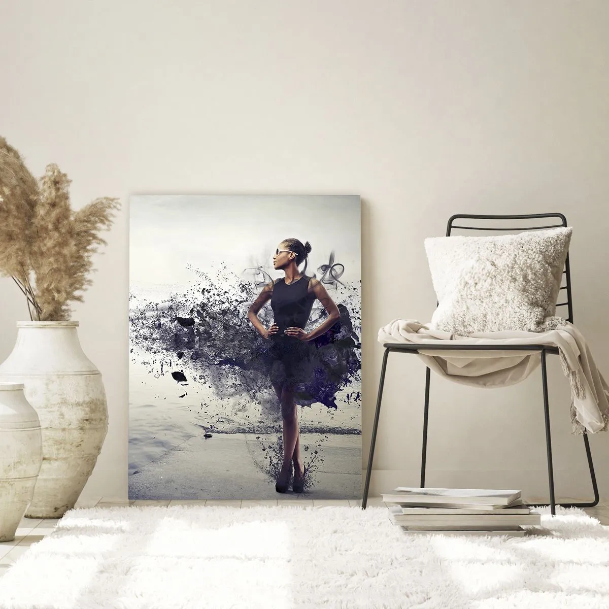 Impression sur verre - Image sur verre - Une femme dans une robe floue sur fond d'eau calme - 50x70cm - Vénus africaine - Décoration murale moderne pour le salon et la chambre ARTTOR