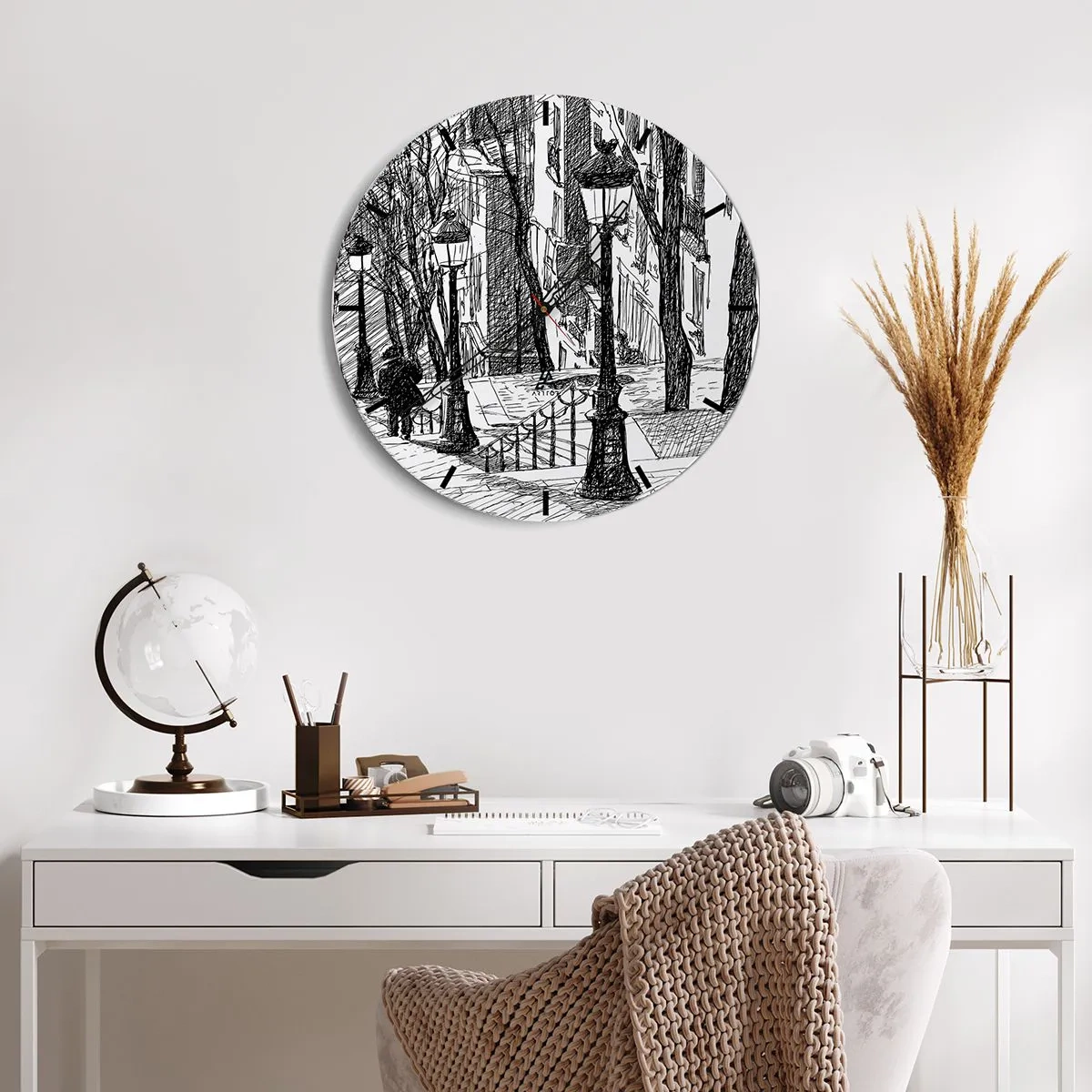 Horloge murale - Pendule murale - Un dessin en noir et blanc d'une rue avec des lanternes et une silhouette qui marche. - 30x30cm - Une histoire d'amour ou une histoire d'horreur ? - Décoration murale moderne pour le salon, la cuisine et la chambre ARTTOR