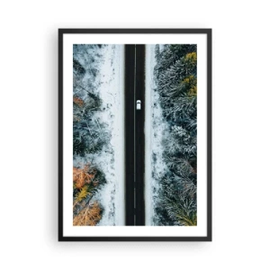 Affiche dans un cadre noir - Poster - Vue aérienne d'une forêt d'hiver avec une route et une seule voiture - 50x70cm - Couper à travers la forêt d'hiver - Décoration murale moderne pour le salon et la chambre ARTTOR