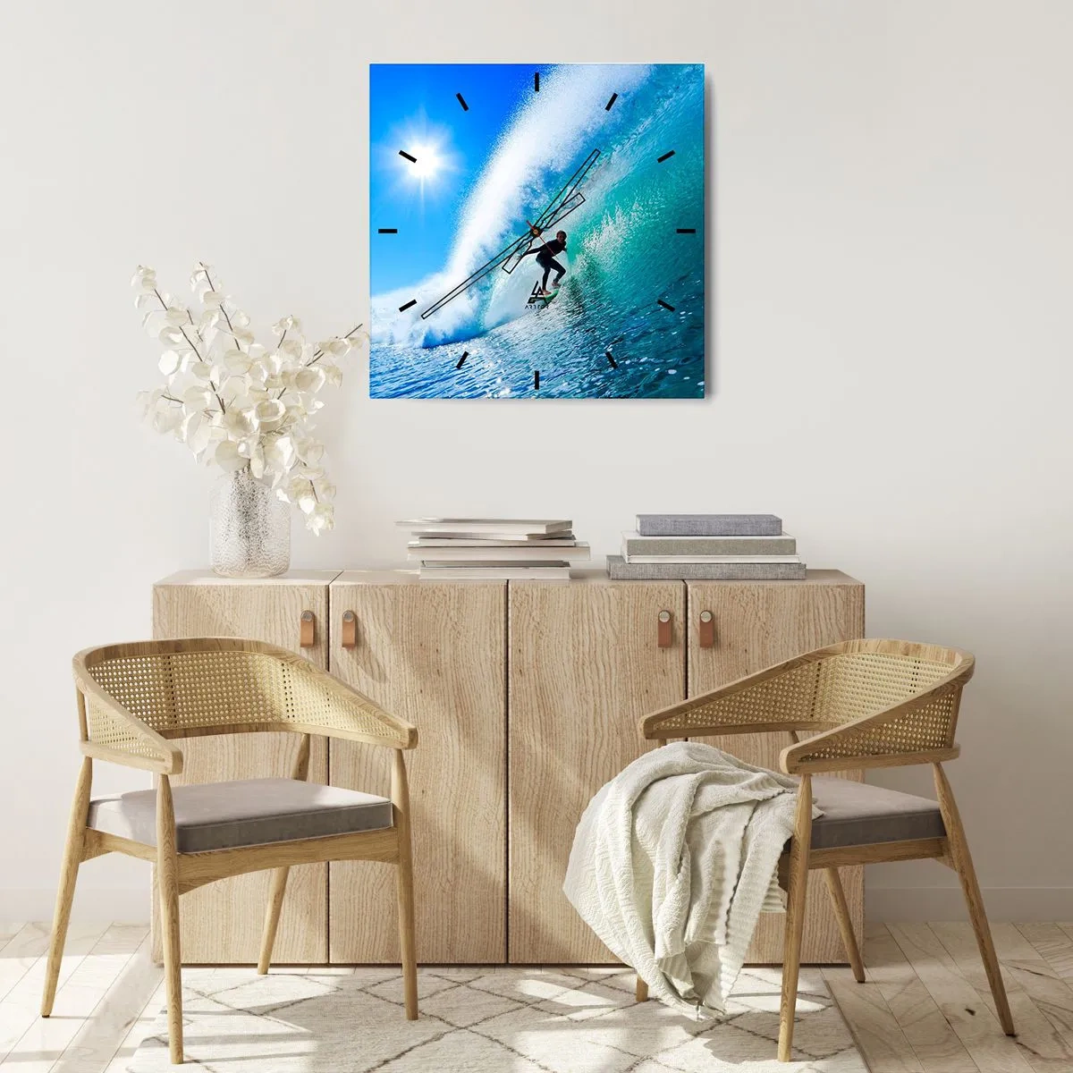 Horloge murale - Pendule murale - Un surfeur sur une planche chevauche une vague puissante sous un ciel bleu. - 30x30cm - A travers le grand ciel bleu - Décoration murale moderne pour le salon et la chambre ARTTOR
