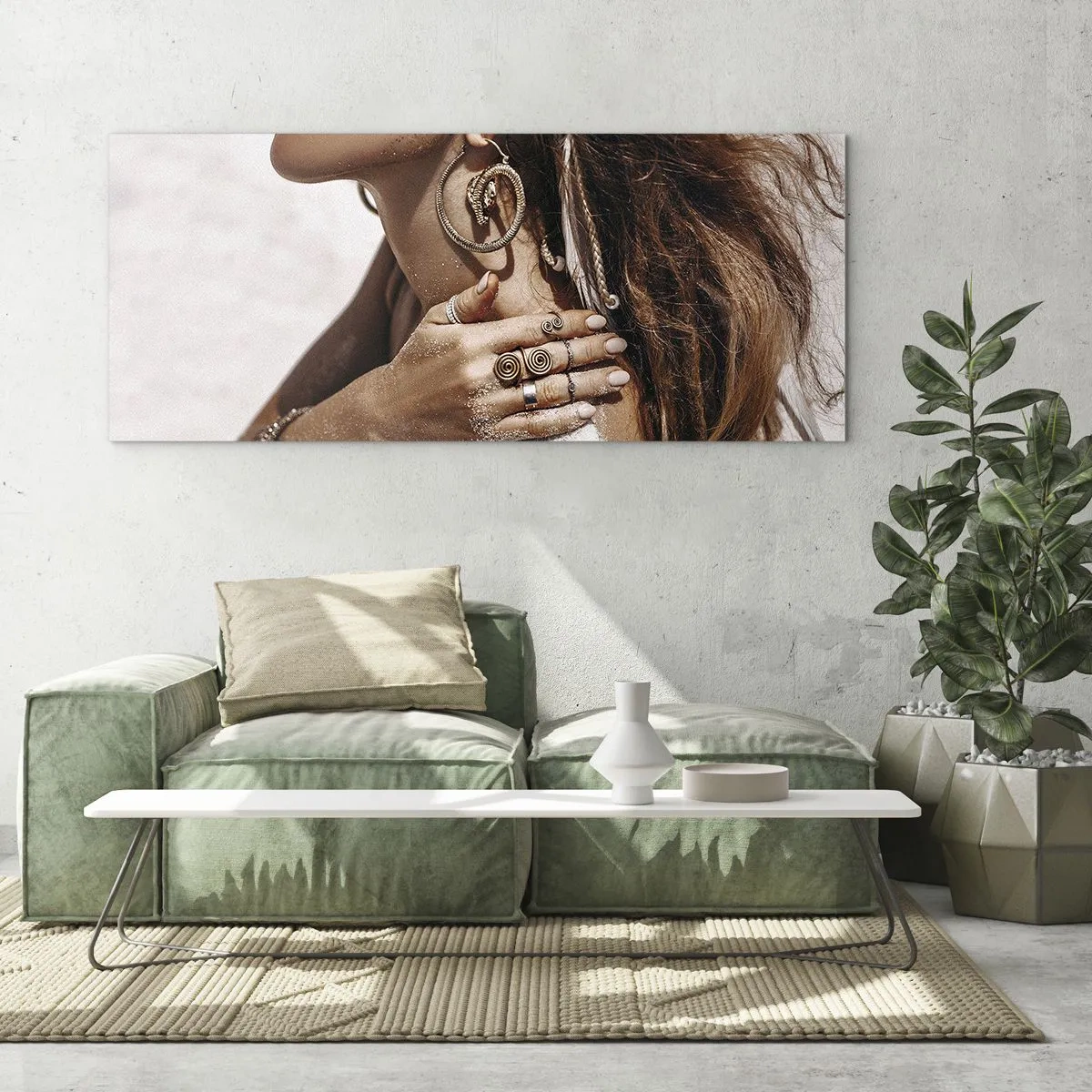 Impression sur verre - Image sur verre - Femme élégante avec des bijoux sur un fond de sable clair - 120x50cm - Reine des plages sauvages - Décoration murale moderne pour le salon et la chambre ARTTOR