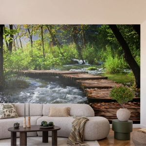 Papier Peint Photo Premium Sand - Un pont forestier au-dessus d'un ruisseau tumultueux - 100x70cm - Au-dessus de la cascade mousseuse - Décoration murale moderne pour le salon et la chambre ARTTOR