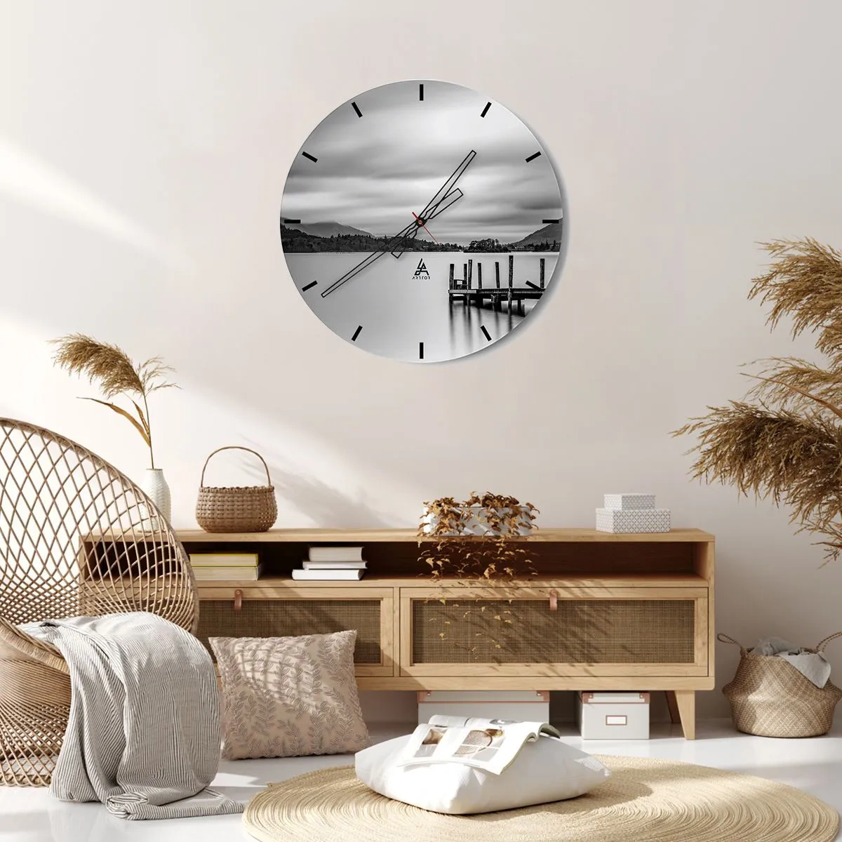 Horloge murale - Pendule murale - Paysage noir et blanc avec un lac et une jetée en bois - 30x30cm - Douceur et force - Décoration murale moderne pour le salon, la cuisine et la chambre ARTTOR