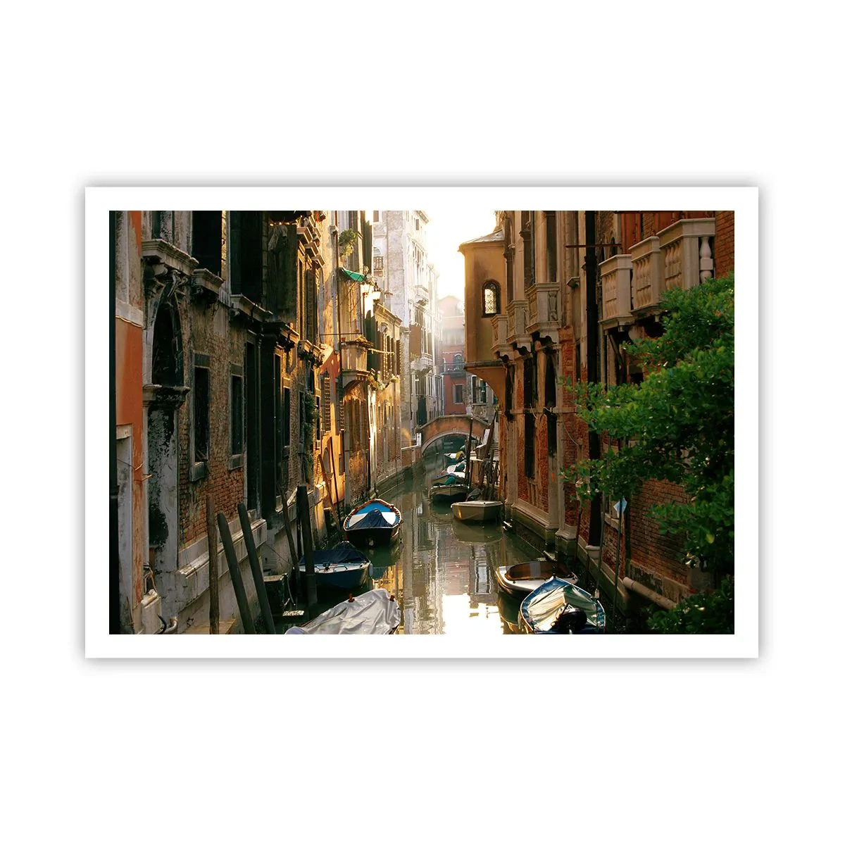 Affiche - Poster - Un canal pittoresque à Venise avec des bateaux et un pont - 100x70cm - Dans une ruelle vénitienne - Décoration murale moderne pour le salon et la chambre ARTTOR