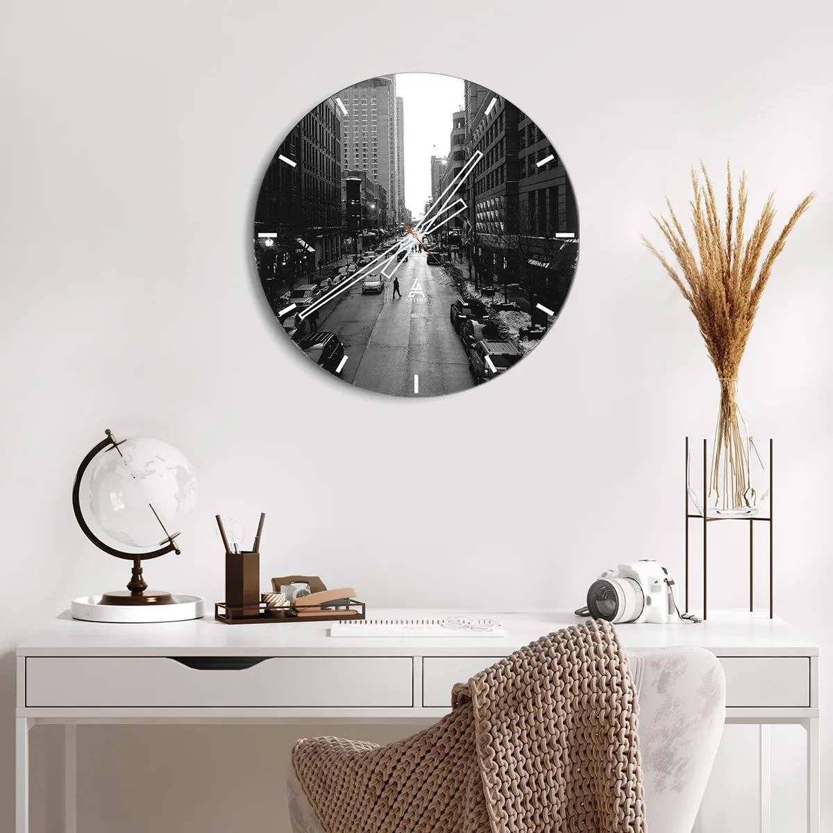 Horloge murale - Pendule murale - Rue de la ville en noir et blanc avec des bâtiments et des piétons - 30x30cm - Un autre jour comme tous les autres jours - Décoration murale moderne pour le salon, la cuisine et la chambre ARTTOR
