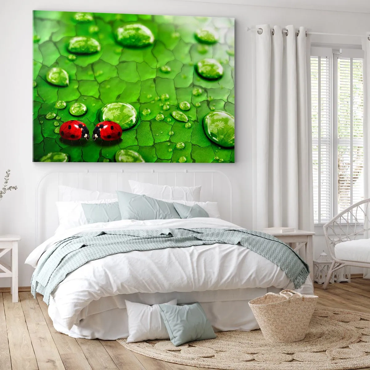 Impression sur toile - Image sur toile - Deux coccinelles sur une feuille avec des gouttes d'eau en macrophotographie - 70x50cm - Rendez-vous au vert - Décoration murale moderne pour le salon et la chambre ARTTOR