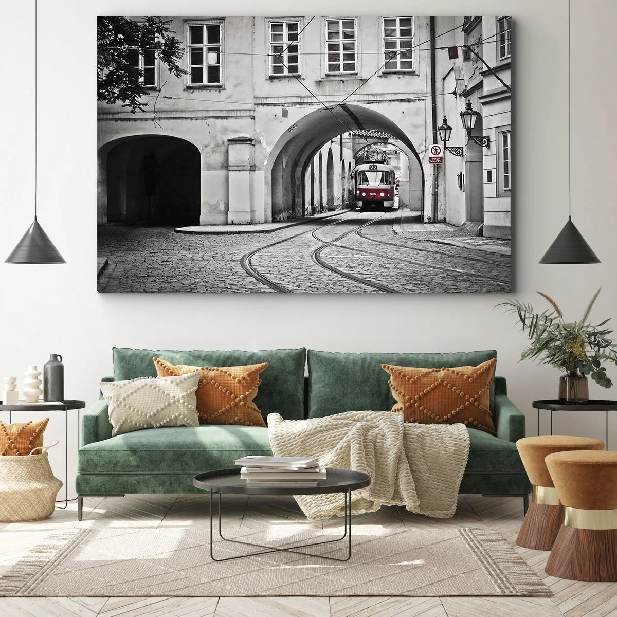 Impression sur toile - Image sur toile - Un tramway noir et blanc dans une rue historique de la ville - 70x50cm - Dans le labyrinthe de la ville - Décoration murale moderne pour le salon et la chambre ARTTOR