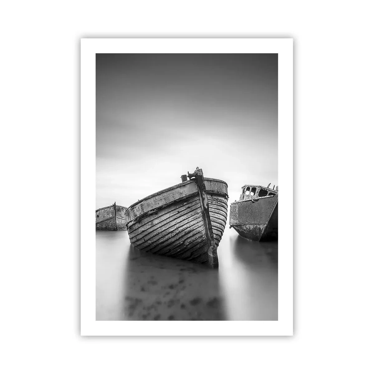 Affiche - Poster - Photographie en noir et blanc de vieux bateaux sur une eau calme - 50x70cm - Cùest déjà un souvenir... - Décoration murale moderne pour le salon et la chambre ARTTOR