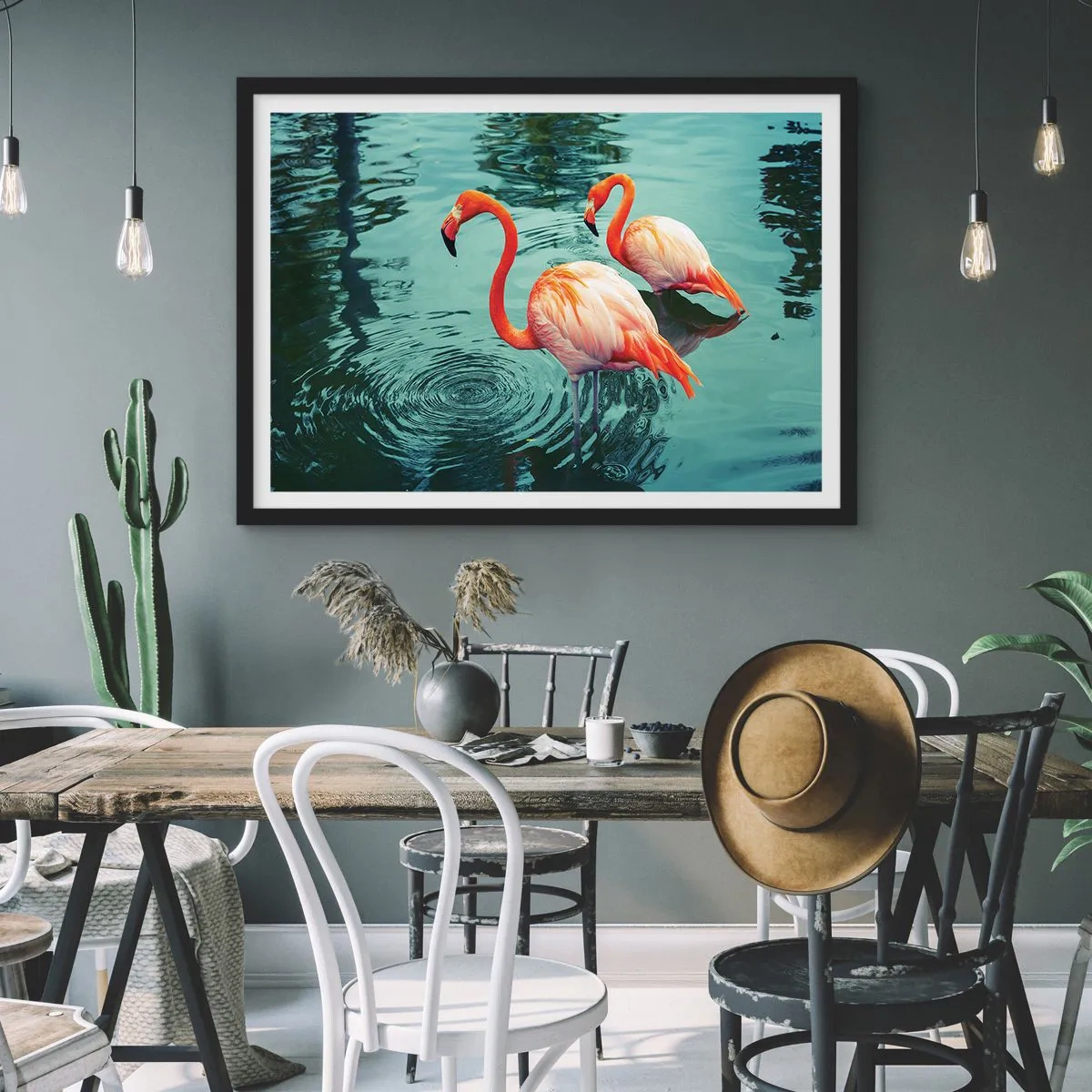 Affiche dans un cadre noir - Poster - Deux flamants roses dans l'eau calme reflétant leur environnement - 70x50cm - Nous sommes à la mode maintenant - Décoration murale moderne pour le salon et la chambre ARTTOR