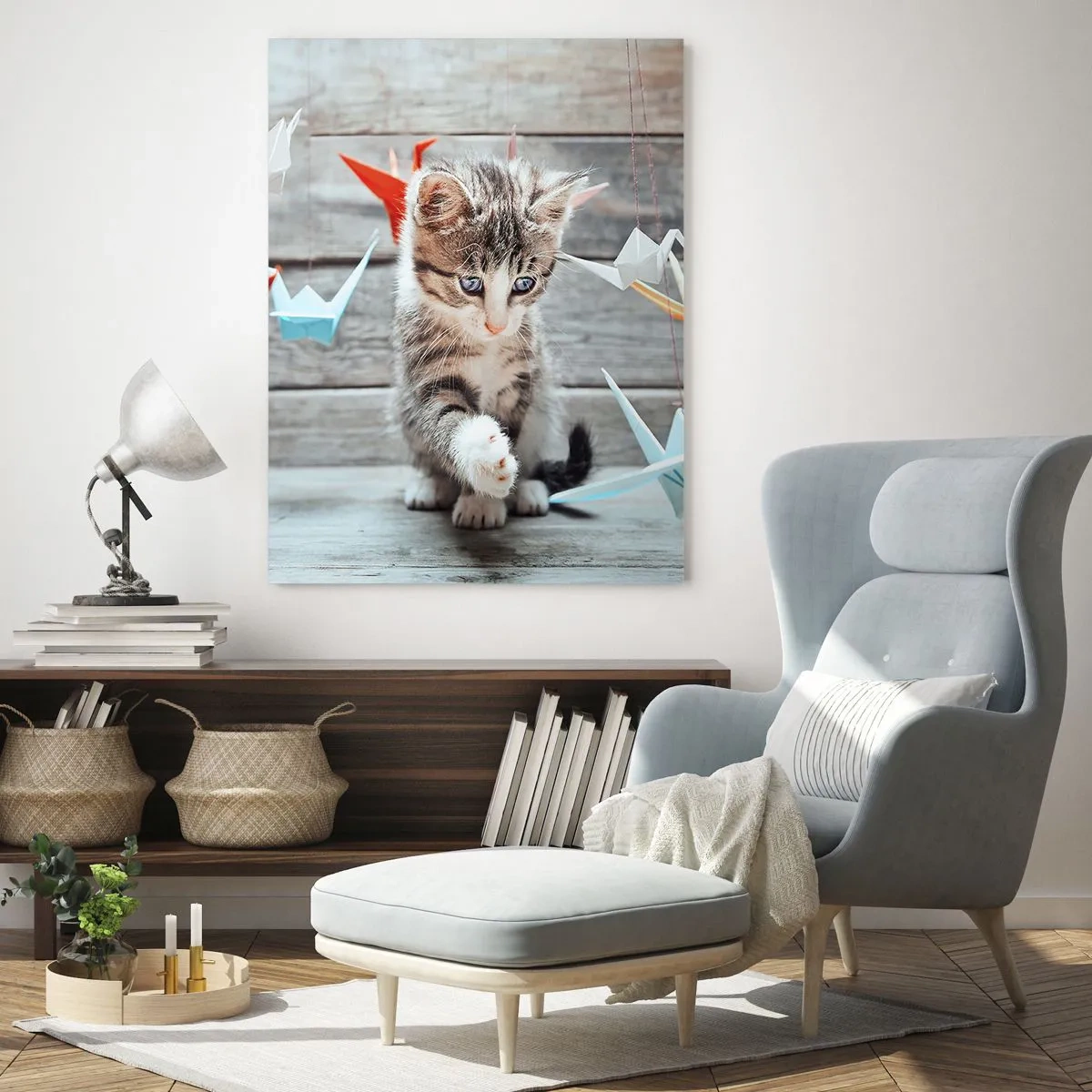 Impression sur verre - Image sur verre - Un chat jouant avec des grues en origami colorées - 50x70cm - Première leçon - Décoration murale moderne pour le salon et la chambre ARTTOR