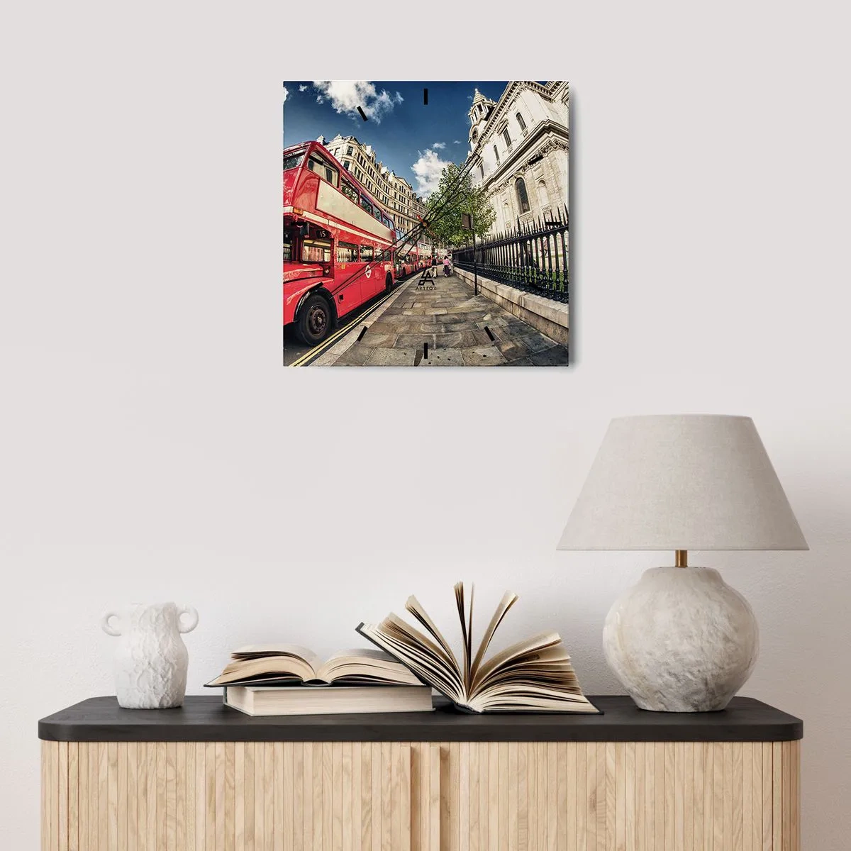 Horloge murale - Pendule murale - Bus rouge à impériale à Londres près de la rue et de la cathédrale - 30x30cm - Rue de Londres en gris et rouge - Décoration murale moderne pour le salon et la chambre ARTTOR
