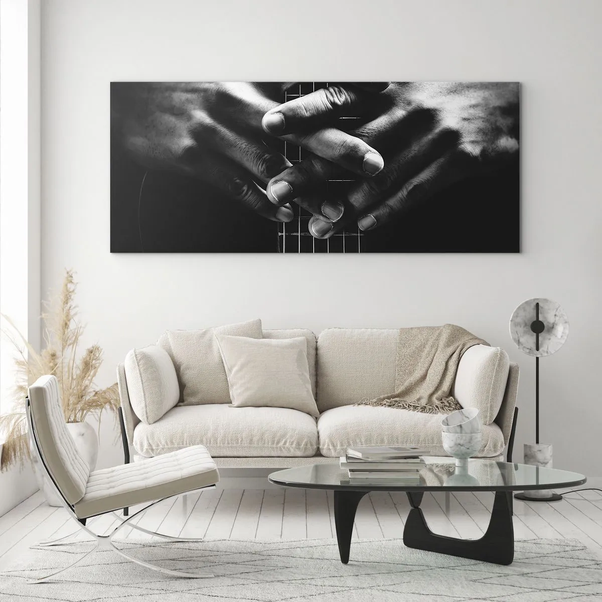 Impression sur verre - Image sur verre - Mains jointes sur une guitare dans un ton monochrome - 120x50cm - Prière d'artiste - Décoration murale moderne pour le salon et la chambre ARTTOR