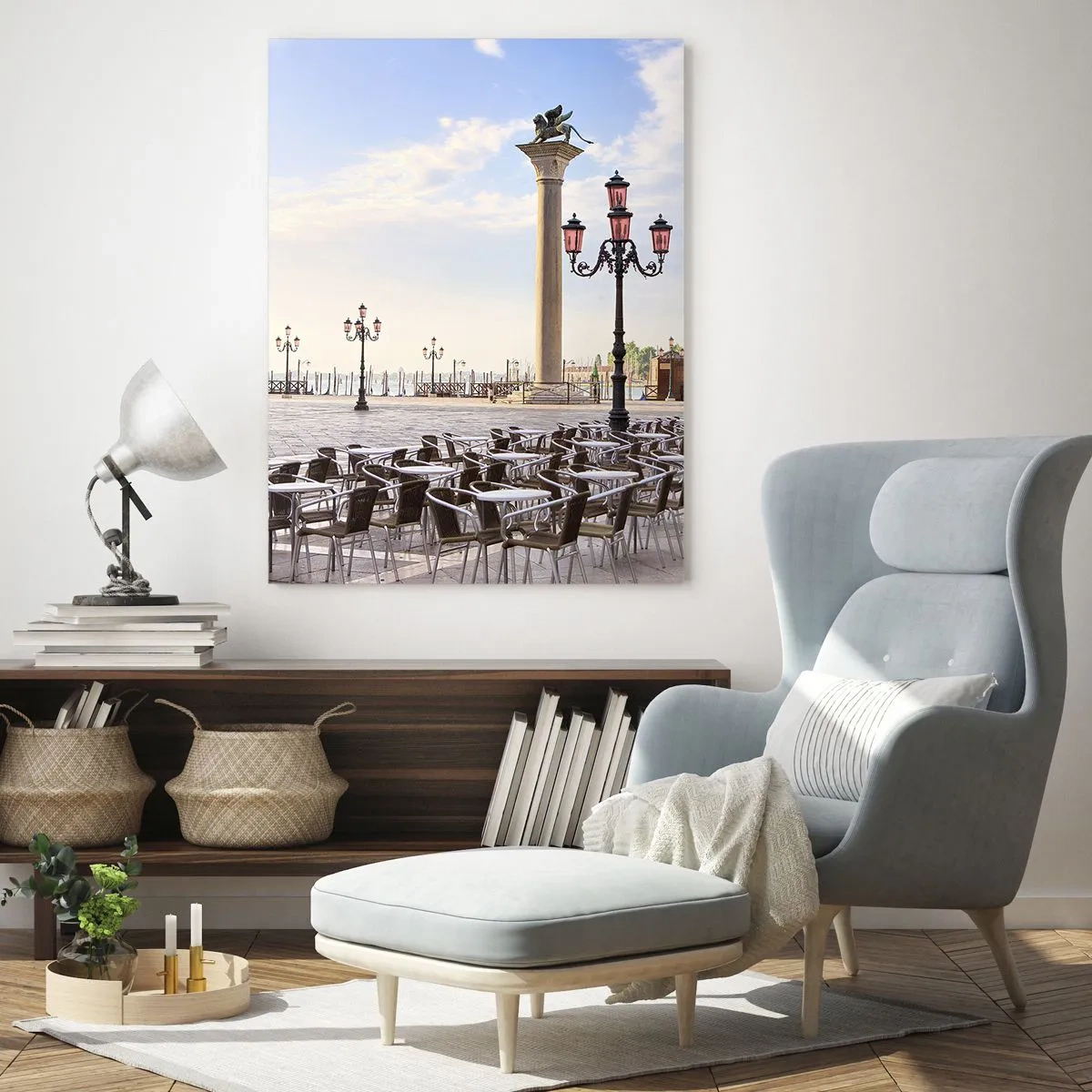Impression sur verre - Image sur verre - Une place avec des colonnes et des rangées de chaises à Venise - 50x70cm - Nous vous invitons, tout est prêt - Décoration murale moderne pour le salon et la chambre ARTTOR