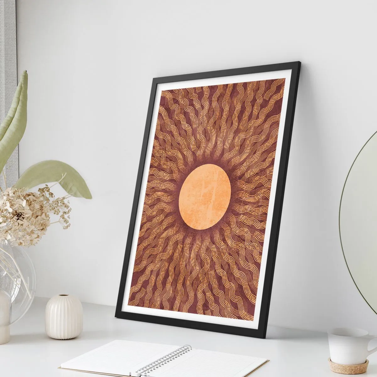 Affiche dans un cadre noir - Poster - Soleil stylisé avec des rayons dans des tons dorés et marron - 50x70cm - Icône du soleil - Décoration murale moderne pour le salon et la chambre ARTTOR